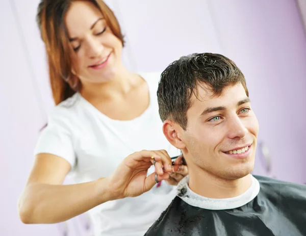 Männlicher Friseur bei der Arbeit — Stockfoto