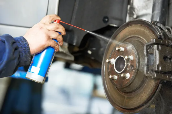 Automonteur op het auto schorsing reparatiewerk — Stockfoto