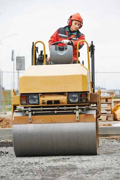 Rolo compactador no trabalho rodoviário — Fotografia de Stock