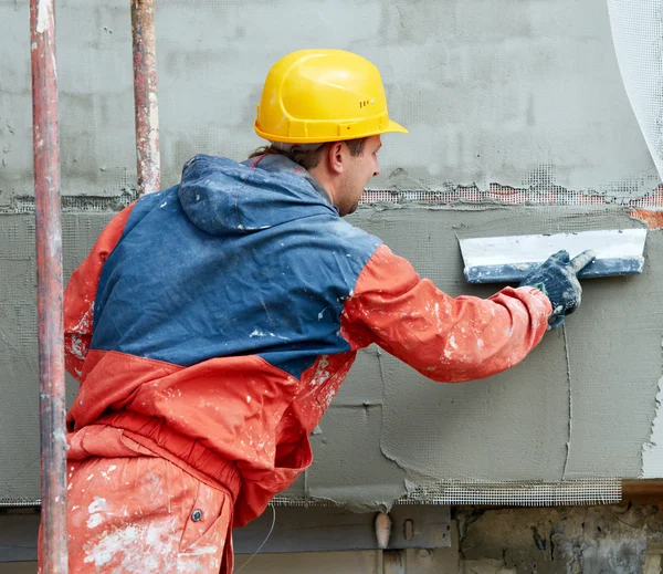 Construtor em trabalhos de reboco de fachada — Fotografia de Stock