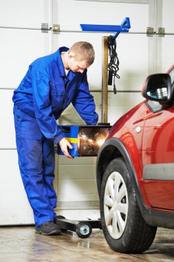 Auto makinist araba Far check-up at