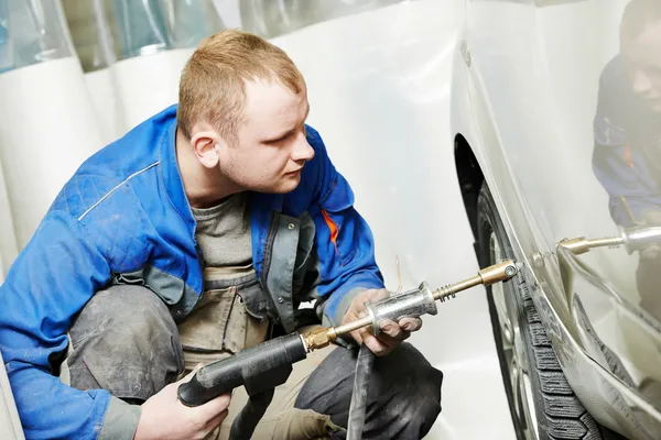 Auto reparatie man plat metalen body auto — Stockfoto