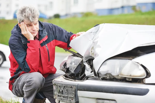 Zdenerwowany mężczyzna po wypadku samochodowym — Zdjęcie stockowe