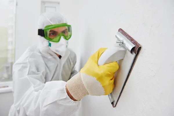 Trabajador con la lijadora en relleno de pared — 스톡 사진