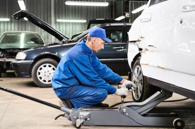 otomatik mekanik onarım iş başında