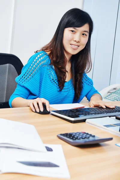 Chinois gestionnaire de bureau femme — Photo