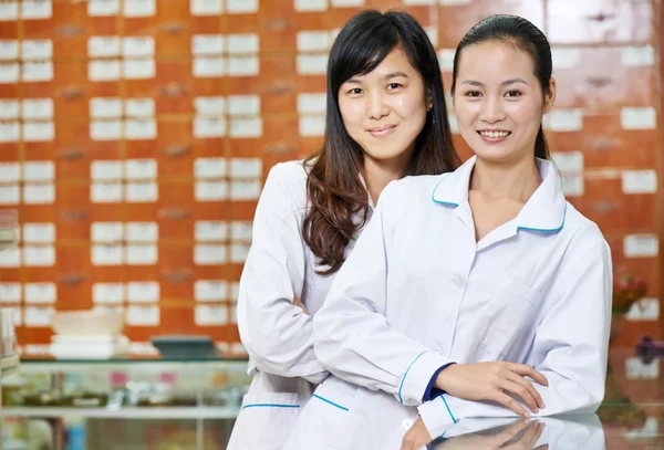 Kinesiskt apotek arbetare i Kina apotek — Stockfoto