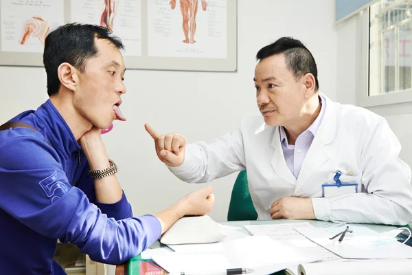 Cinese asiatico maschio medico a lavoro — Foto Stock