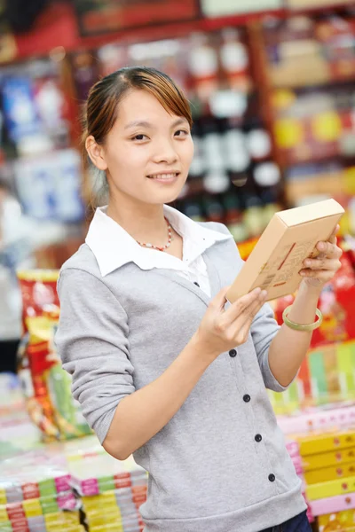 Chinês mulher compras comida — Fotografia de Stock