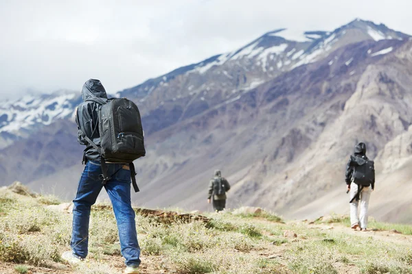 Drie toeristische wandelen in india bergen — Stockfoto