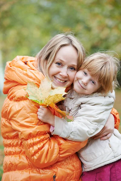 幸福的母亲和女儿在秋天 — 图库照片