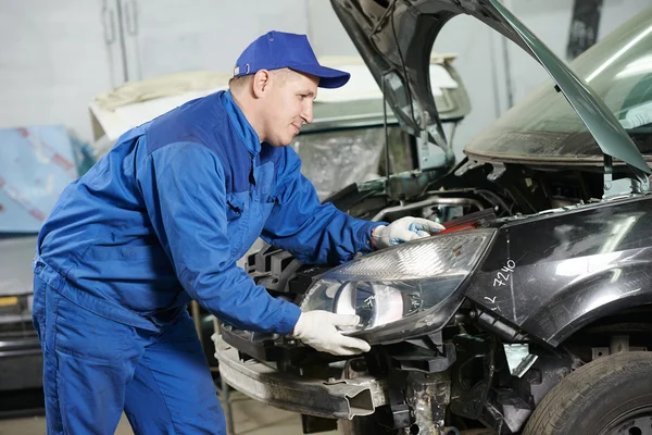 Mécanicien automobile aux travaux de réparation — Photo