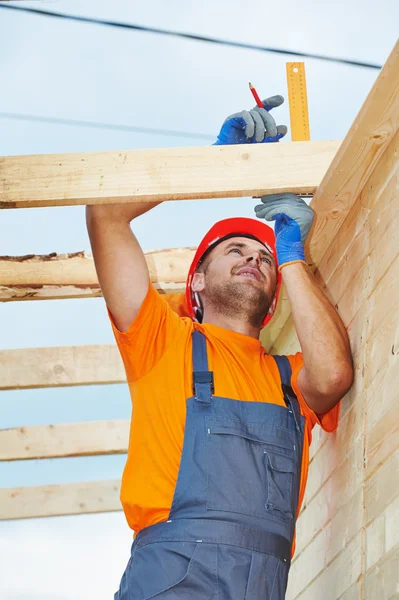 Carpenter works on roof — Stock Photo, Image