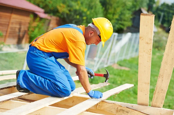 Dachdecker Zimmerer arbeitet am Dach — Stockfoto