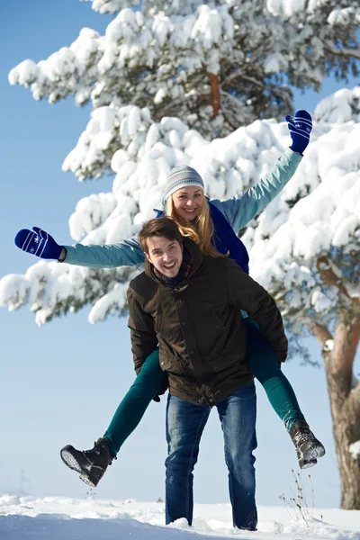 Jovem casal no inverno — Fotografia de Stock