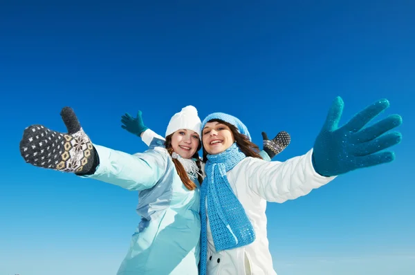 Jonge vriend vrouw in de winter — Stockfoto