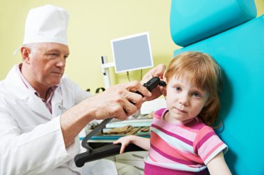 küçük kıza kulak burun thoat doktor