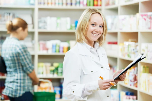 Farmacia mujer química en farmacia — Foto de Stock