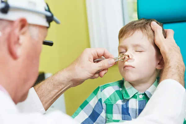 Liten pojke på öra näsa thoat läkare — Stockfoto