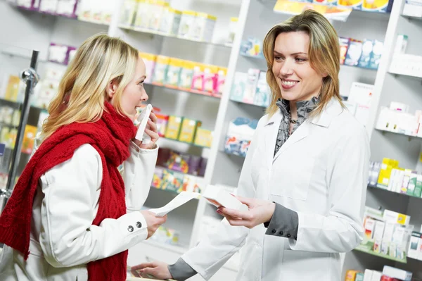 Medikamentenkauf in der Apotheke — Stockfoto