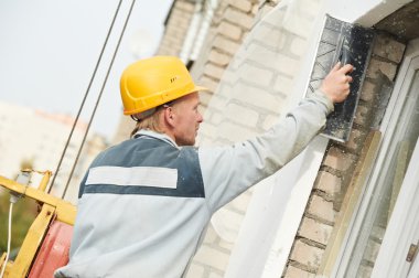 Oluşturucu cephe sıvacı işçi
