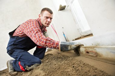 Sıvacı beton alt kat iş başında