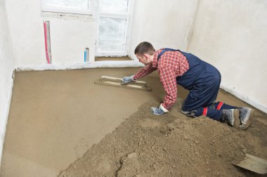 Sıvacı beton alt kat iş başında