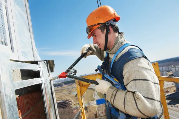 Costruttori operai all'installazione di piastrelle di facciata — Foto Stock