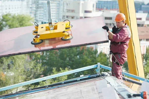 Trabalhadores instalando janela de vidro na construção — Fotografia de Stock
