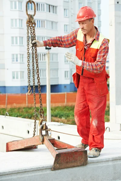 Trabalhador construtor instalando laje de concreto — Fotografia de Stock