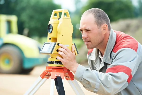 Surveyor works with theodolite — Stock Photo, Image