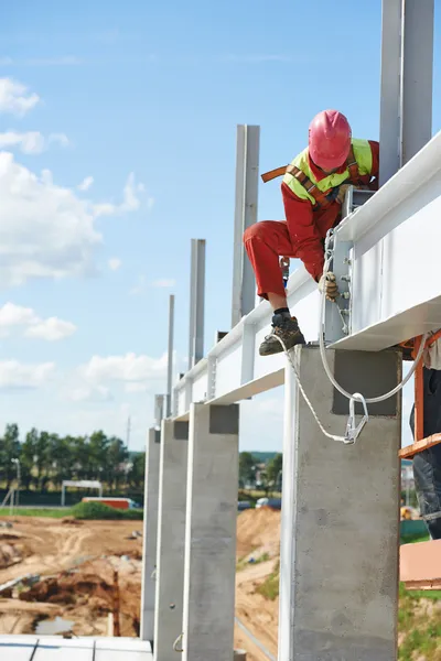 Builder millwright arbetstagare på byggarbetsplatsen — Stockfoto