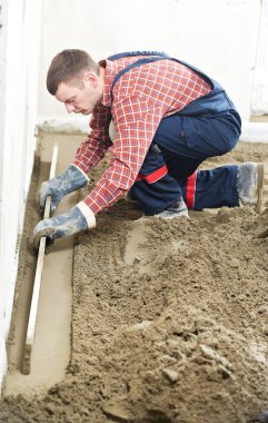 Sıvacı beton alt kat iş başında