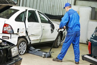 otomatik mekanik onarım iş başında