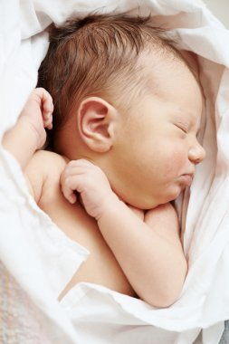 çarşaf içinde yeni doğan bebek