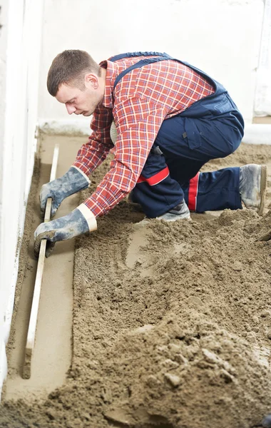 Stukadoor concrete werknemer op het werk van de vloer — Stockfoto