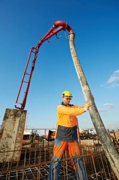 Ouvrier constructeur au coulage du béton — Photo