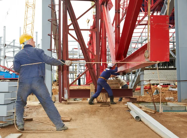 Trabalhador do construtor no estaleiro — Fotografia de Stock