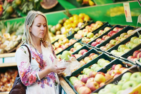 Mujer joven en las compras de alimentos en el supermercado — Foto de Stock