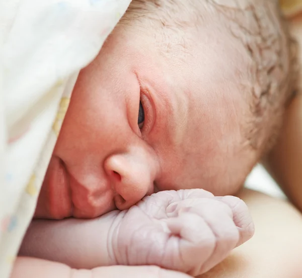 Сразу после рождения новорожденного ребенка — стоковое фото