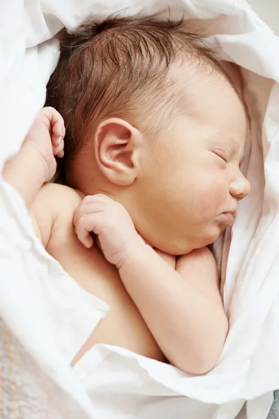 Pasgeboren baby in beddelaken — Stockfoto