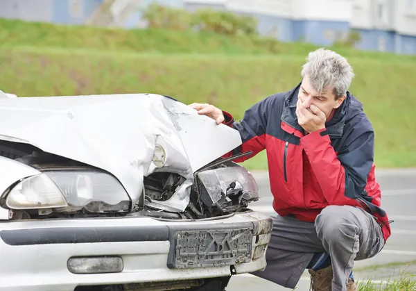 Upset man after car crash — Stock Photo, Image