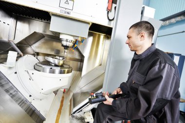 metal işleme merkezi çalışan işçi