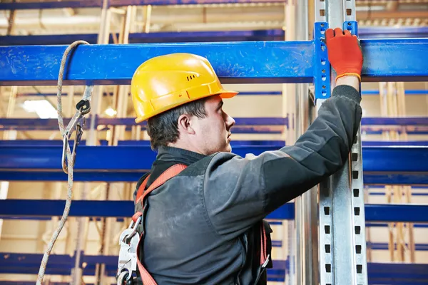 Trabalhador do armazém instalando arranjo rack — Fotografia de Stock