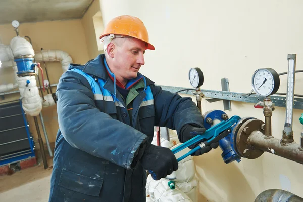 Tecnico di riscaldamento riparatore in locale caldaia — Foto Stock