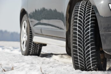 Kış lastik tekerlekler üzerinde suv araç açık havada yüklü