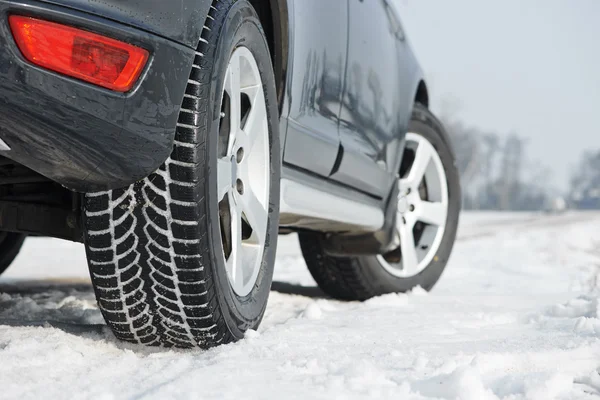 Roues de pneus d'hiver installées sur la voiture SUV à l'extérieur — Photo