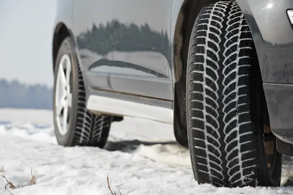 Pneumatici invernali ruote installate su suv auto all'aperto — Foto Stock