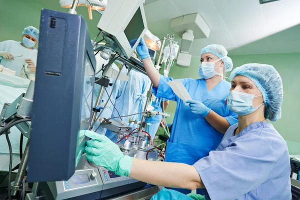 Медсестра хирурга работает во время операции — стоковое фото
