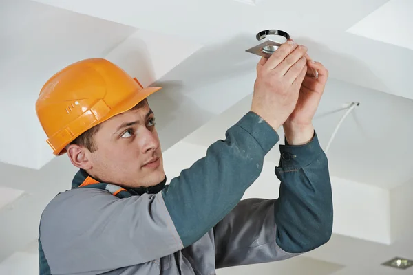 Electricista en instalación de luz puntual — Foto de Stock